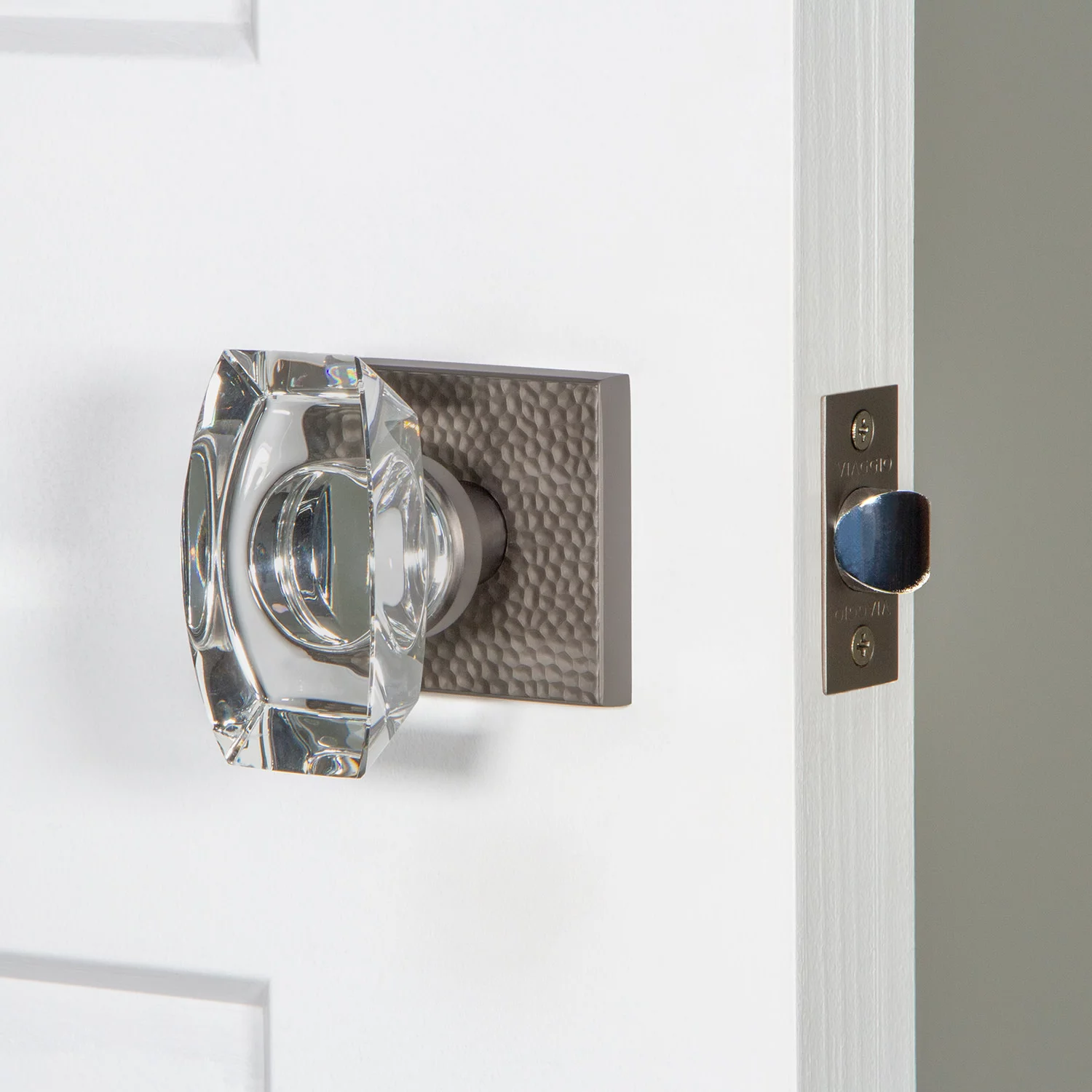 Viaggio Qadmhmqdc_Prv_238 Quadrato Hammered Solid Brass Privacy Door Knob Set - Chrome