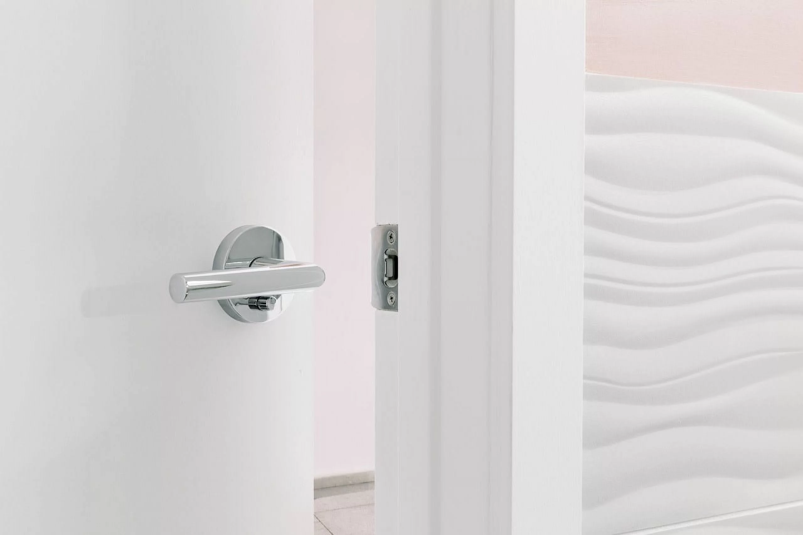 Kwikset Milan Lever with Round Rose Privacy in Iron Black